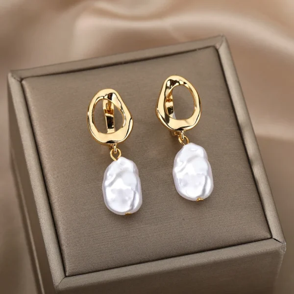 Geometric Circular Design Water Pearl Earrings - Image 2
